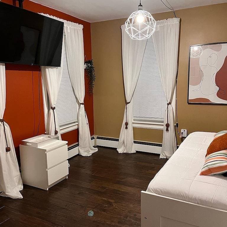 Foto 7 von 44: Stylish, entire 3-bedroom, 1.5 bath, single house.