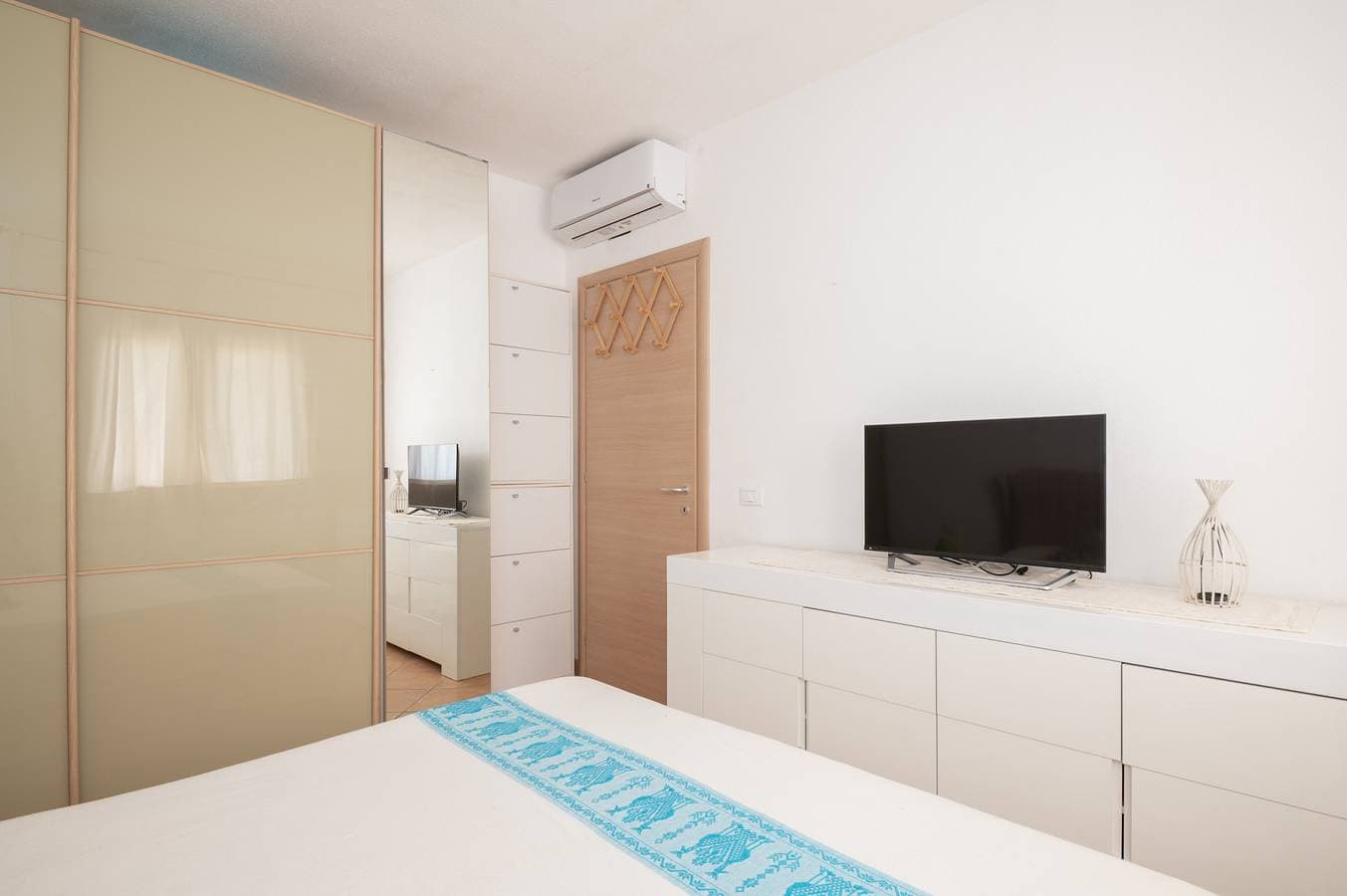Foto 13 von 20: Myrsine 54 - Wohnung mit Blick auf Marina Maria und Tavolara