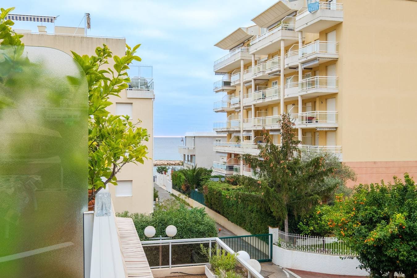 Foto 5 von 23: Einzimmerapartment 'Riviera Beach Anemone' mit Bergblick, WLAN und Klimaanlage