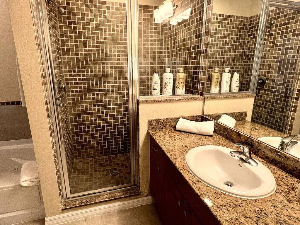 Foto 2 von 23: Premium-Universal Studios King Bed Resort Suite, Free Parking,Full Kitchen, Pool