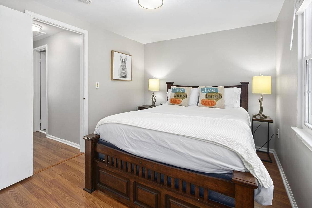 Townhome in No VA, 40 Mins to DC, Pets OK, Fast WiFi 1