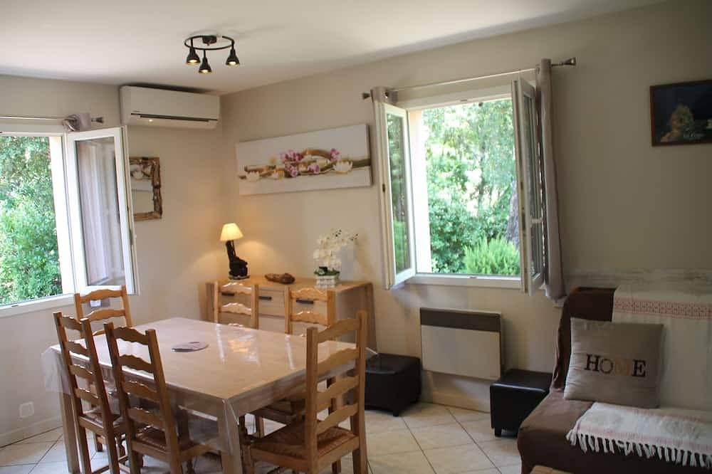 Foto 4 von 8: Semi-detached mini-villa in small family residence