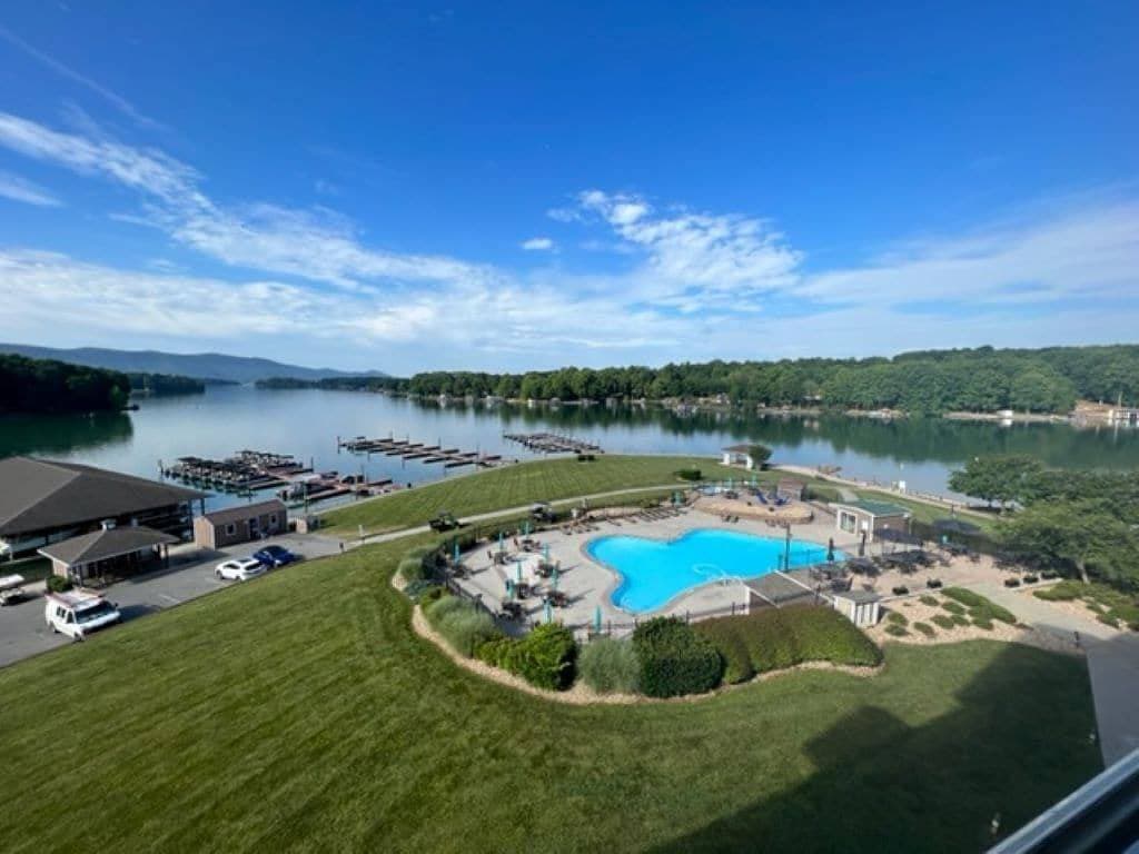 Foto 11 von 21: #113 Pointe - 1  Bedroom Lakefront Condo at Mariners Sml