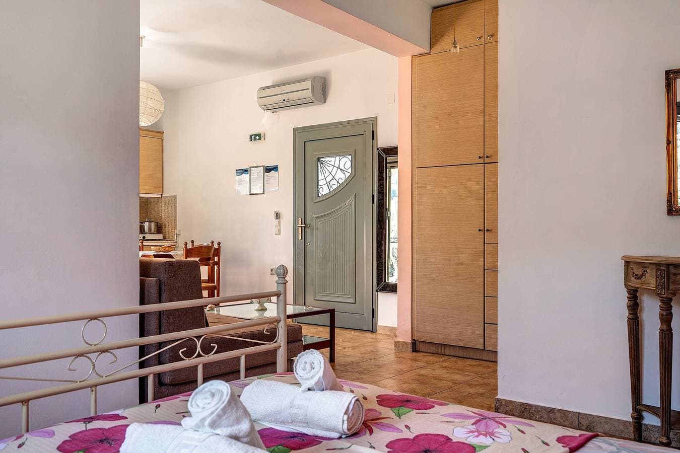 Foto 11 von 22: Ferienwohnung "Alkionides Apartment 1" mit Blick auf den Pinienwald