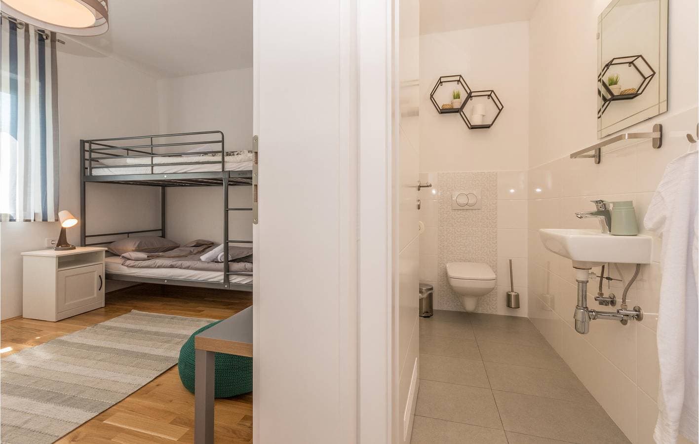 Foto 13 von 31: Gemütliche Ferienwohnung mit Terrasse, WLAN und 1 km Entfernung zum Strand Dječji Raj