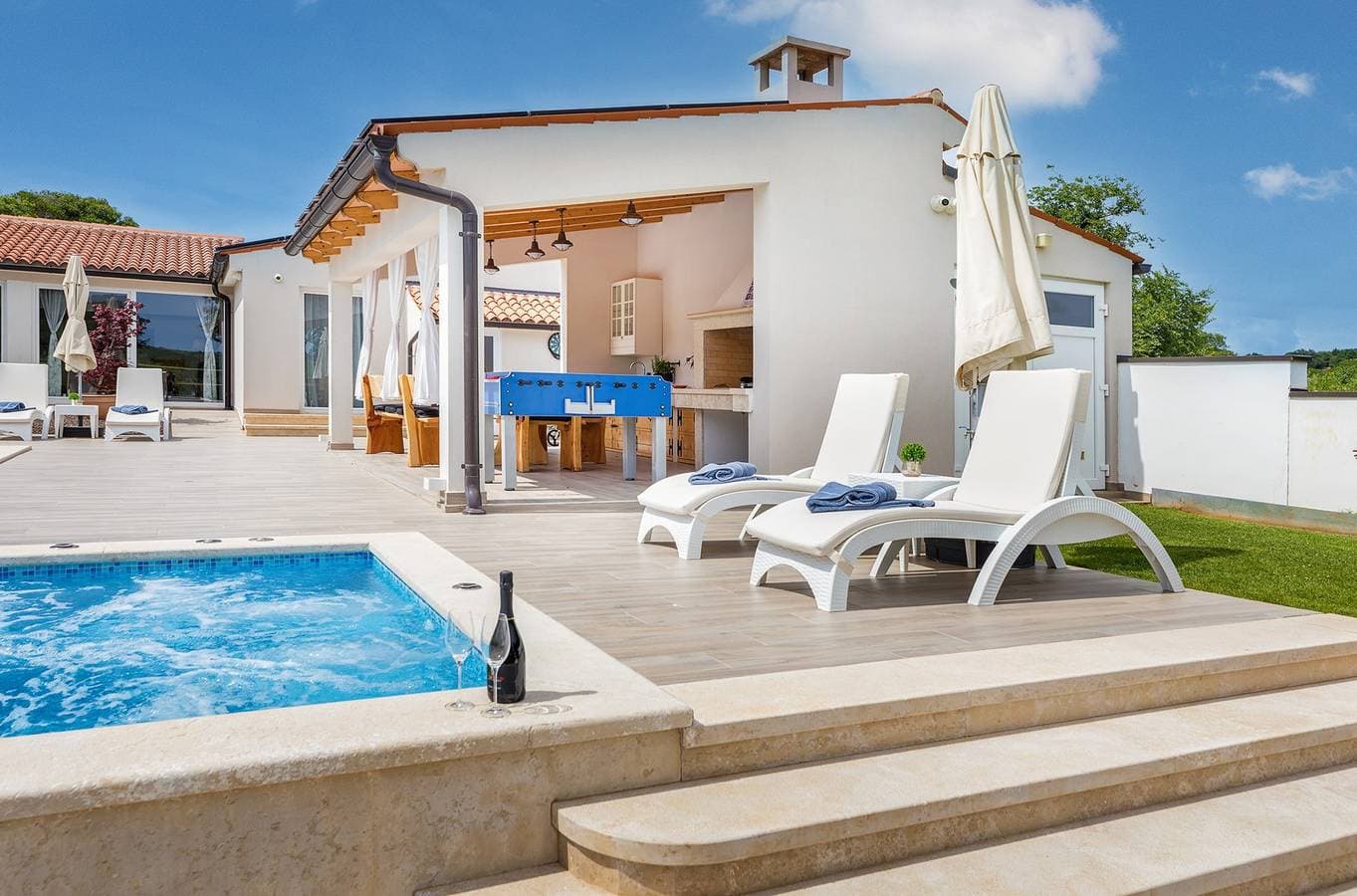 Foto 6 von 58: Eine wunderschöne Villa mit privatem Pool in der Nähe des Meeres.