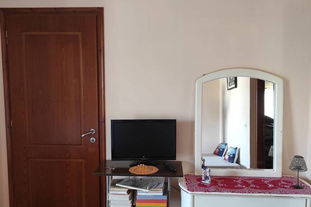 Foto 10 von 14: Spacious Room with a Private Bathroom - Stay with a Cretan Family!