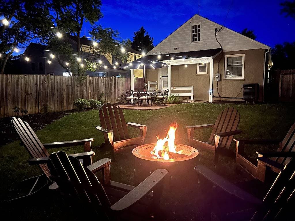 Foto 3 von 21: Downtown Cottage with Fire Pit