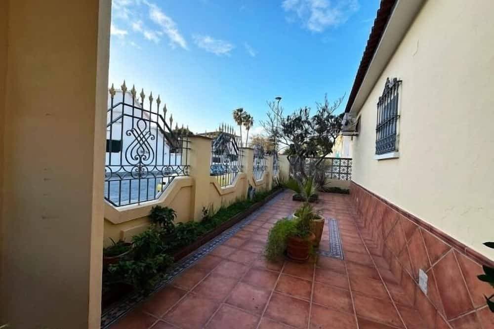 Foto 7 von 30: 3-Bedroom Villa with Garden, BBQ and Pool, 350 m from the Beach