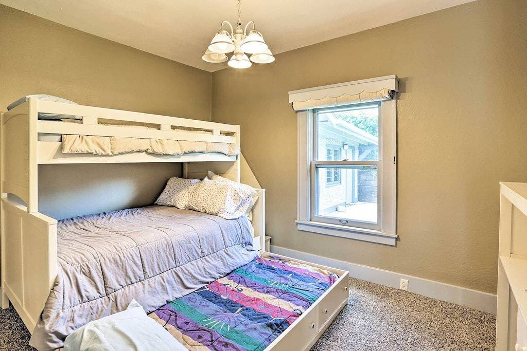 Foto 2 von 41: Neu! Custer Home mit Deck & Veranda - Walk Downtown!
