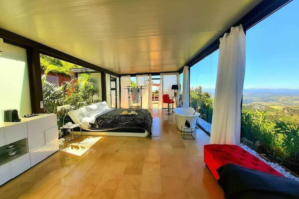 Foto 2 von 25: Stunning Glass Suite with private plunge pool