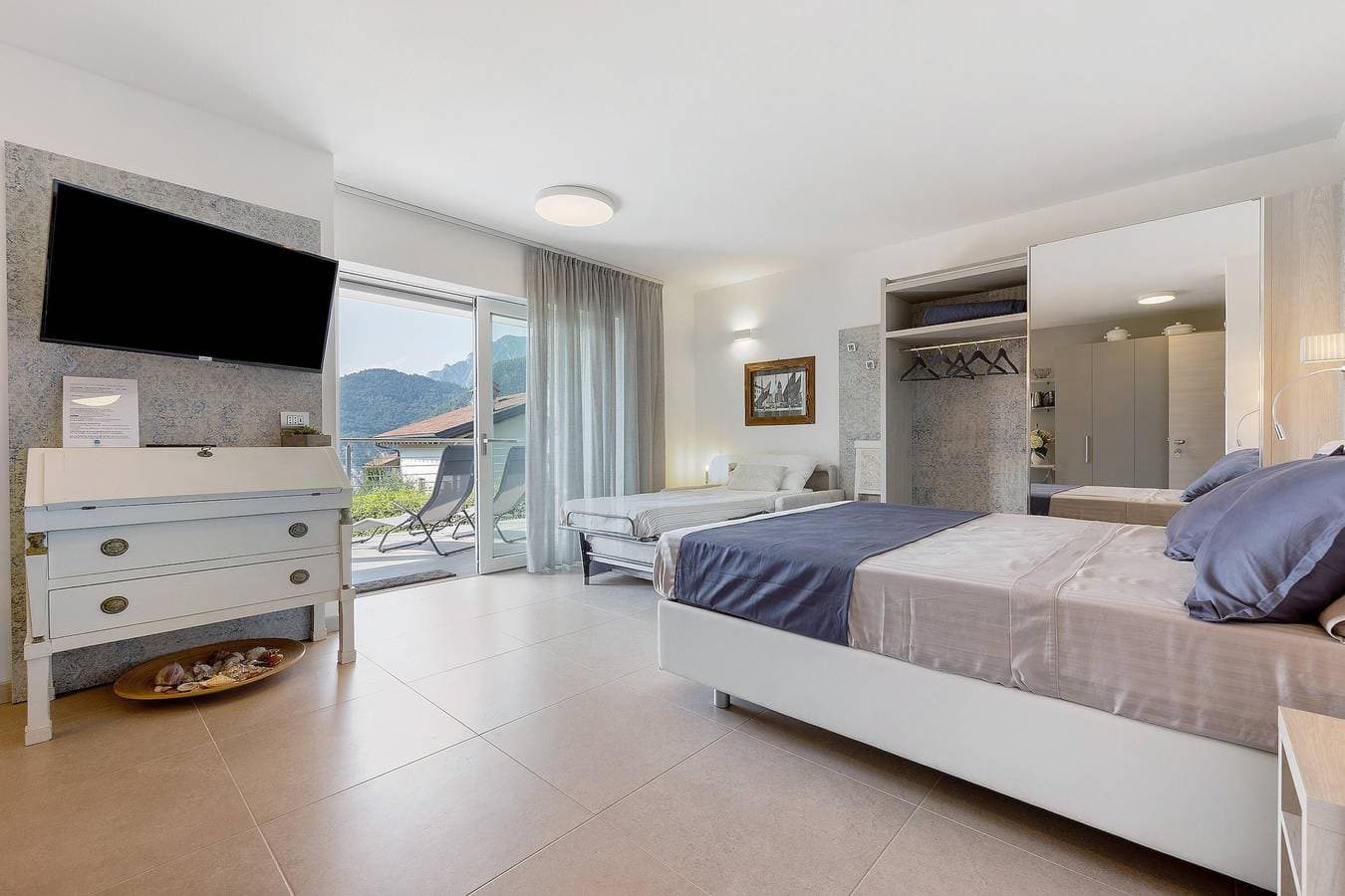 Foto 3 von 32: Eco del Garda – Deluxe Studio 101 mit überdachter Terrasse und Seeblick