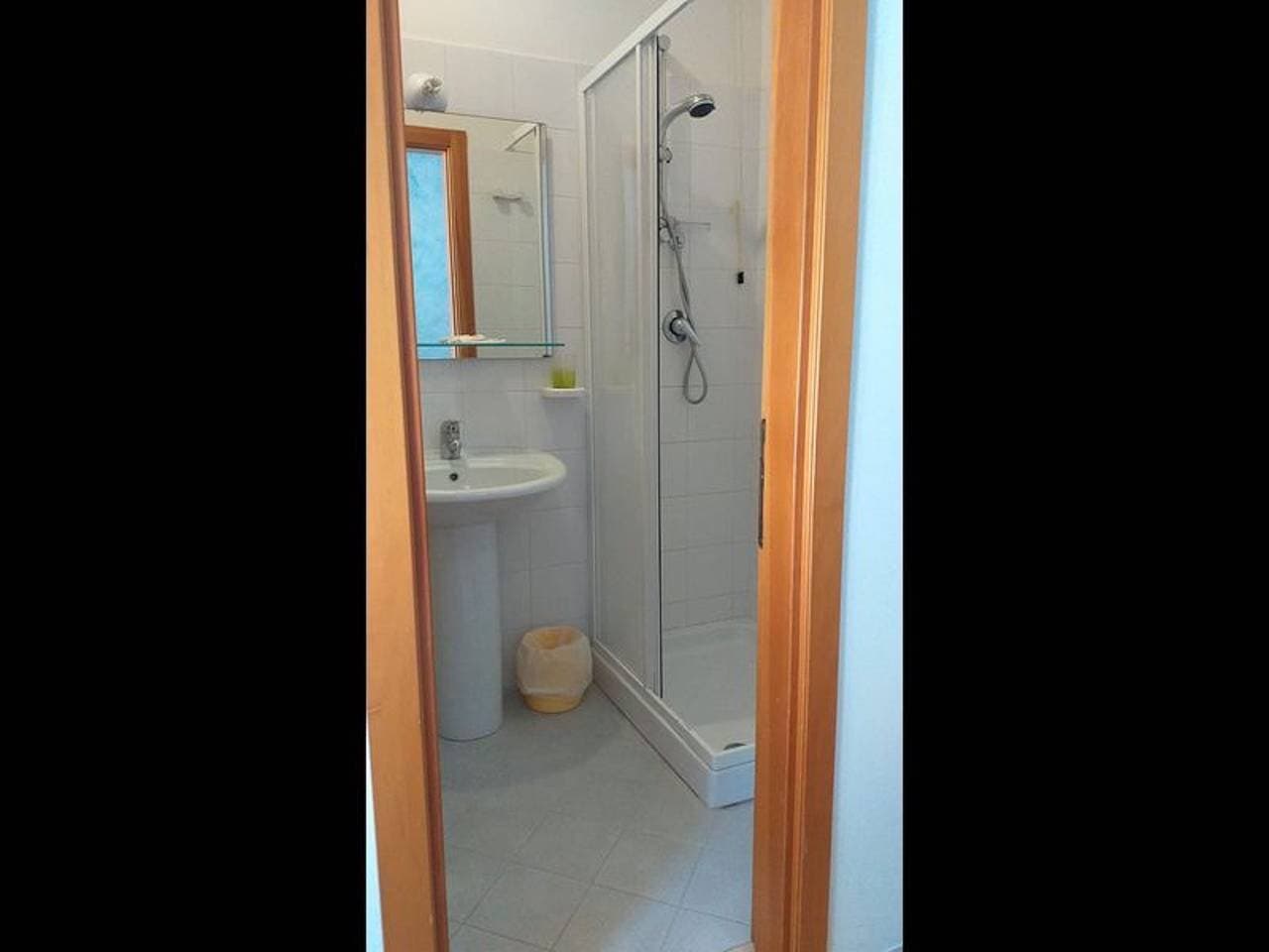 Foto 9 von 15: Geräumiges Doppelzimmer nur einen Steinwurf vom Meer entfernt # 1