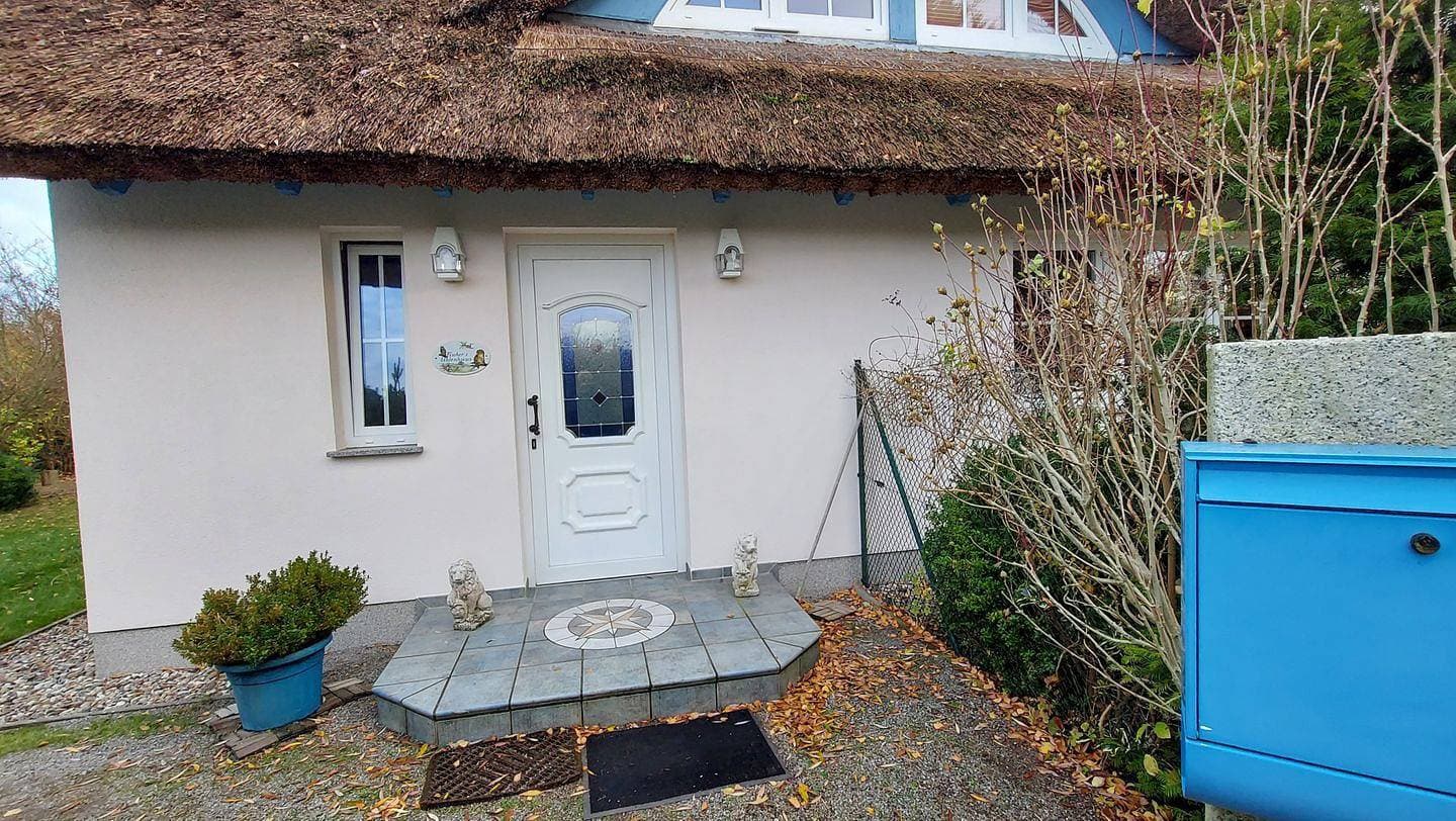 Foto 11 von 21: Ferienwohnung Uhlenhuus: Reetdachromantik mit Gartenterrasse & Carport