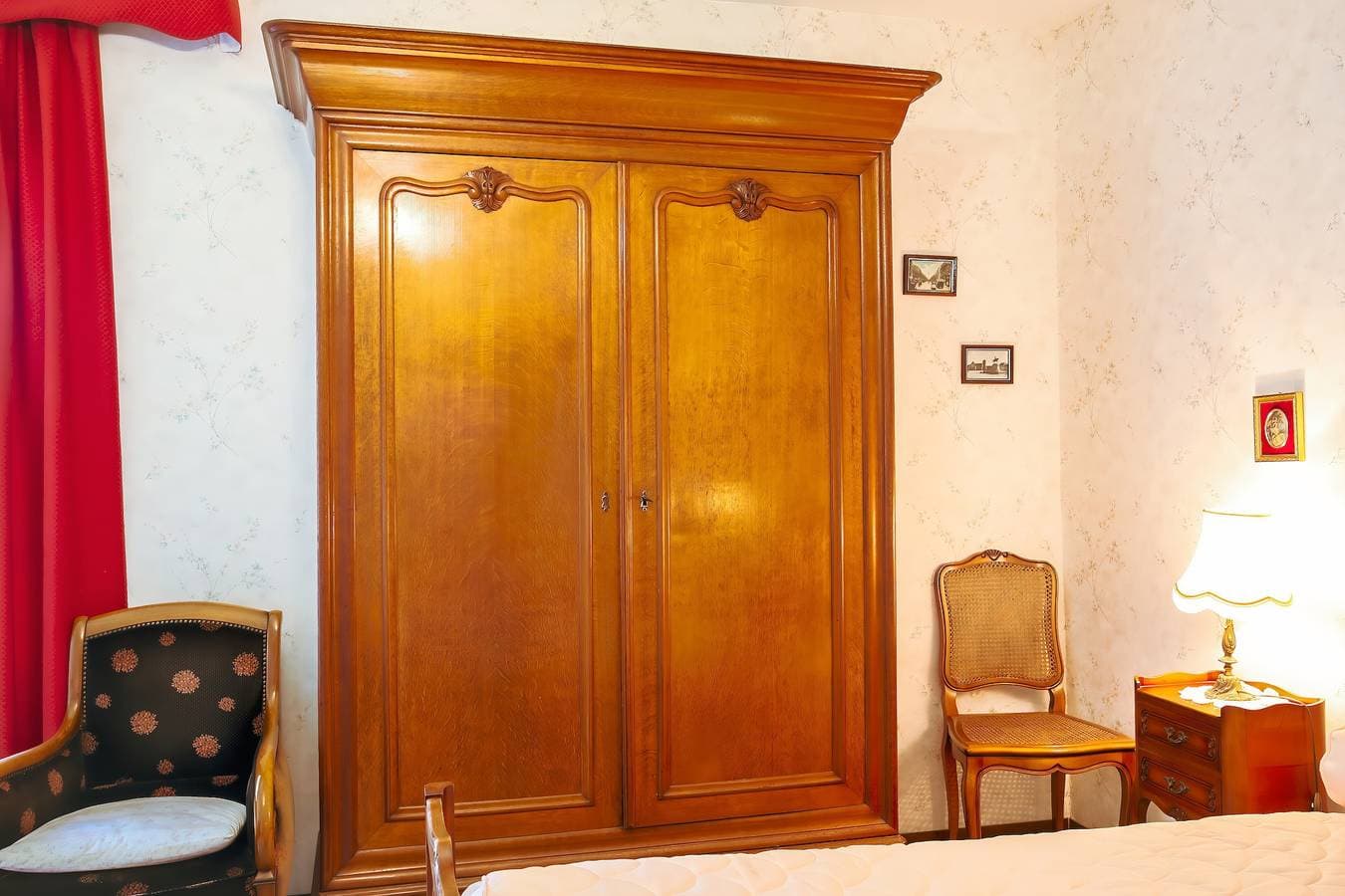Foto 8 von 26: Authentisches Gästezimmer im normannischen Herrenhaus – hausgemachtes Frühstück inklusive