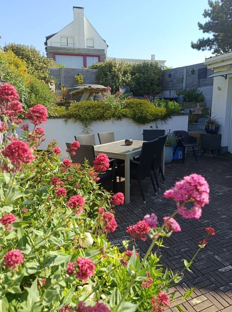 Foto 3 von 26: Gästezimmer „La Coccinelle Des Cap - Taupe Zen“ mit Meerblick, privater Terrasse & WLAN