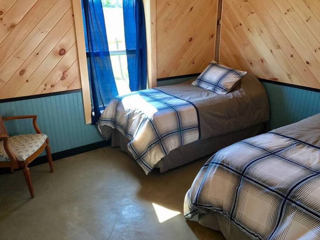 Foto 9 von 22: Ebbe-Flut-Häuschen sitzt zurück vom Ufer, das Cobscook Bucht übersieht Schlafplätze: 4