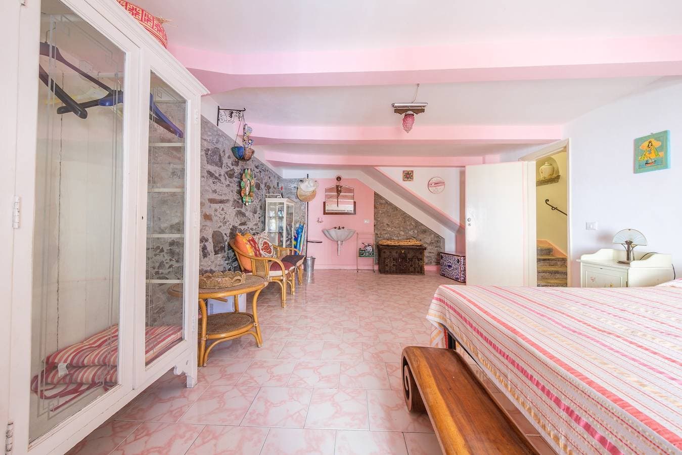 Foto 10 von 28: Zimmer 'Rosa' mit gemeinsamer Terrasse, WLAN und Klimaanlage
