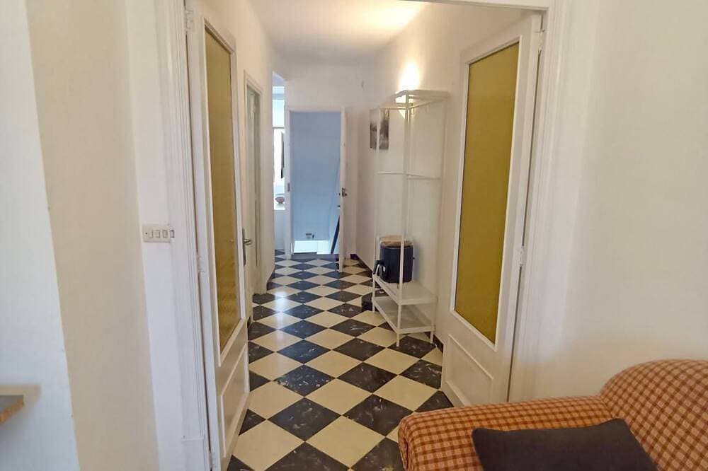 Foto 12 von 22: Cozy 2-bedroom apartment with WiFi, air-con and a  rooftop terrace with bbq.