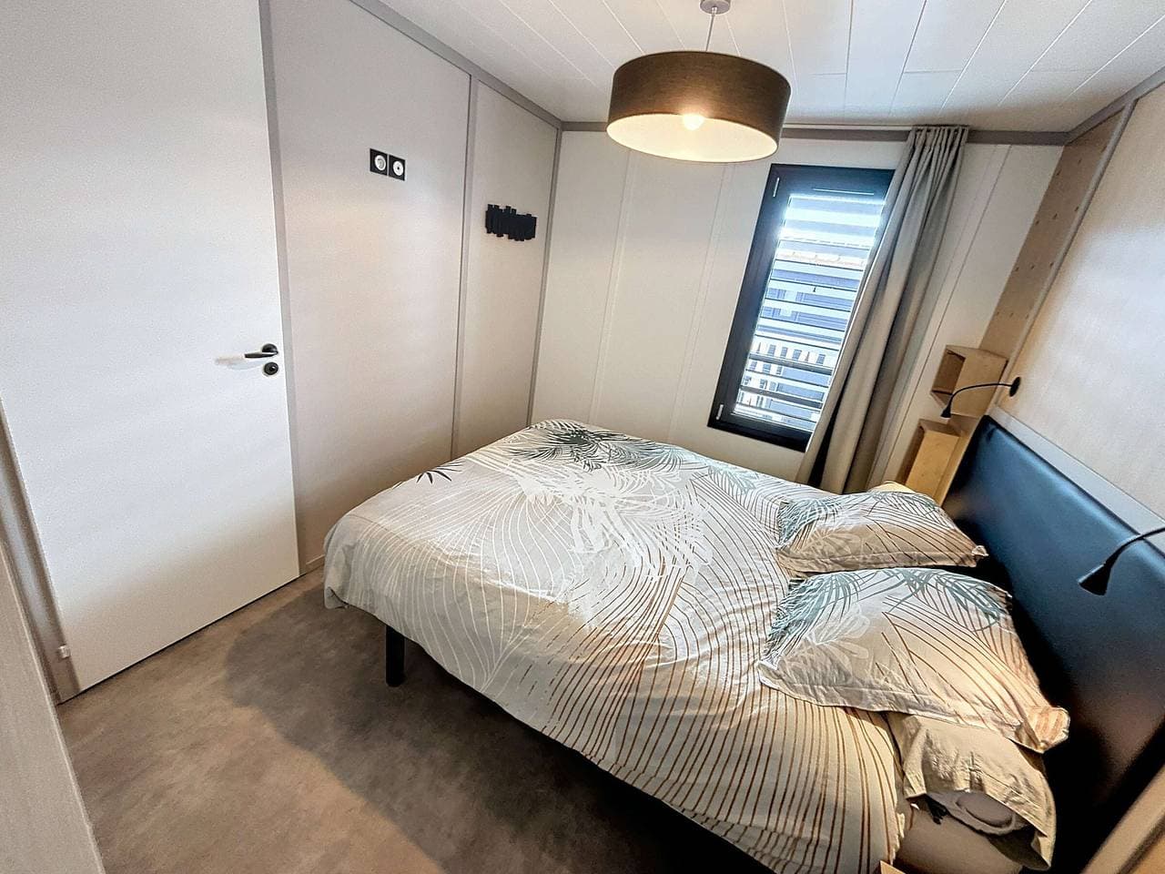 Foto 12 von 36: Luxus-Chalet in Jullouville: 6 Schlafplätze, beheizter Pool, WLAN, Strandnähe