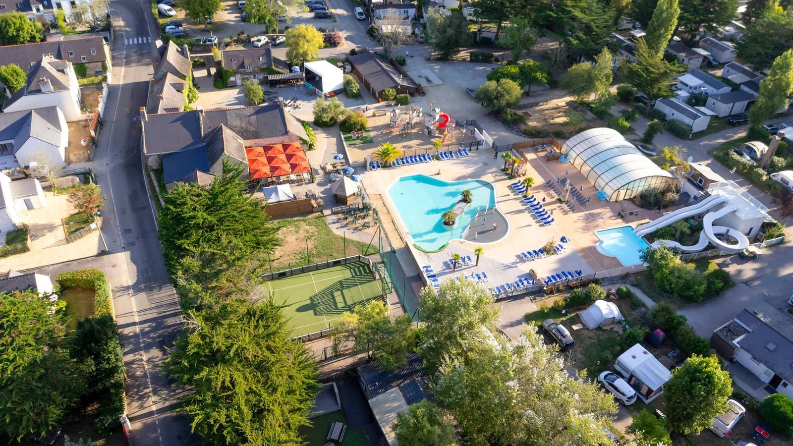 Foto 8 von 25: Wohnwagen für 4 Personen mit Pool