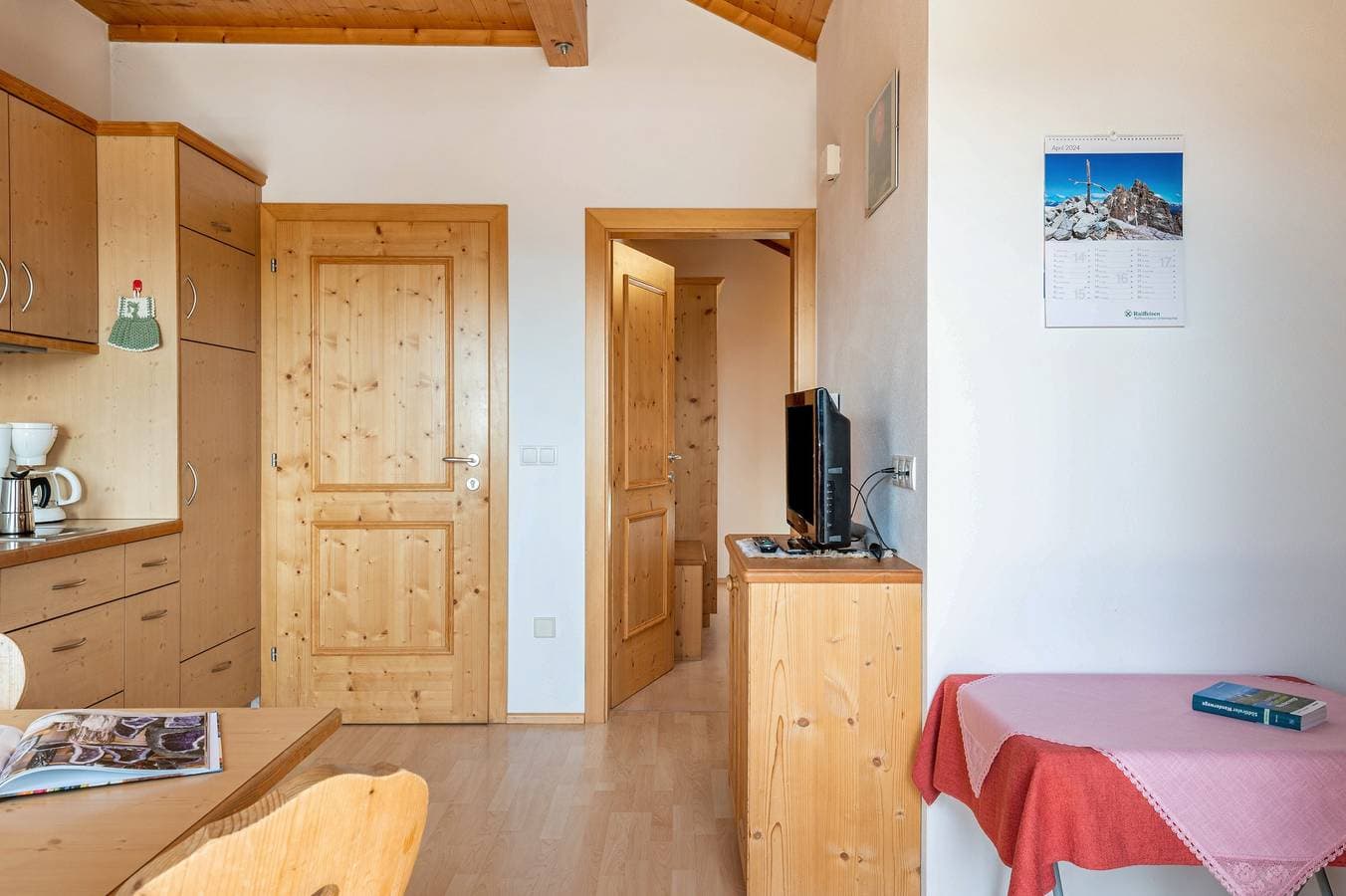 Foto 11 von 32: Ferienwohnung 'Haus Alpenblick Apt Brunelle' mit Bergblick, Gemeinschaftsgarten und WLAN