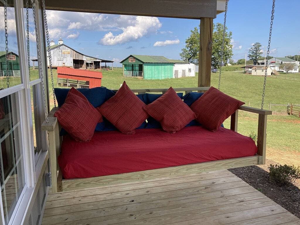 Foto 7 von 32: One room cabin set on our farm for a peaceful getaway.