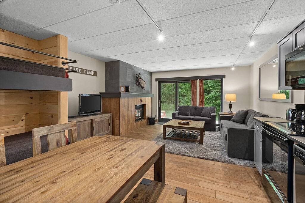 Foto 10 von 13: Snow Tree Lodge @ Base of Mount Snow w/ Fireplace!