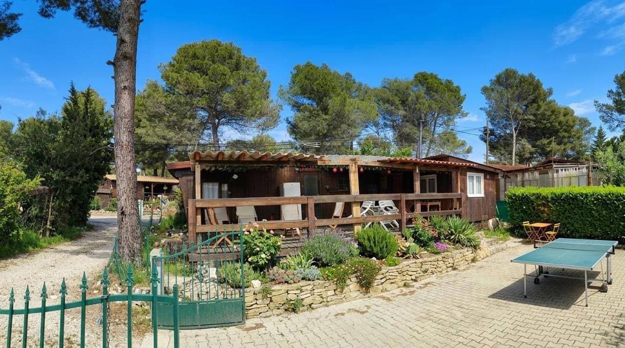 A l'ombre des Pins du Castellet 1