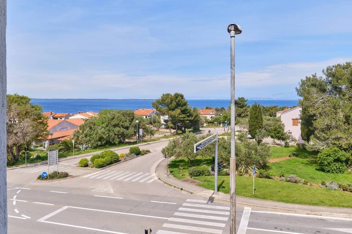 Foto 12 von 12: Das Apartment Billy 1 im ersten Stock bietet Platz für 3 Personen.Es verfügt über ein Schlafzimmer, ein Wohnzimmer, eine Küche, ein Badezimmer mit Dusche und einen Balkon mit Blick auf das Meer.