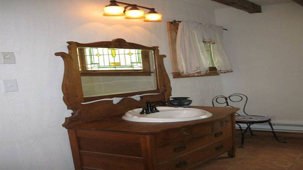 Foto 10 von 15: Rustikale River Cabin, Charming Riverfront, Hottub, 2 Steinkamine, Dock, Ansichten