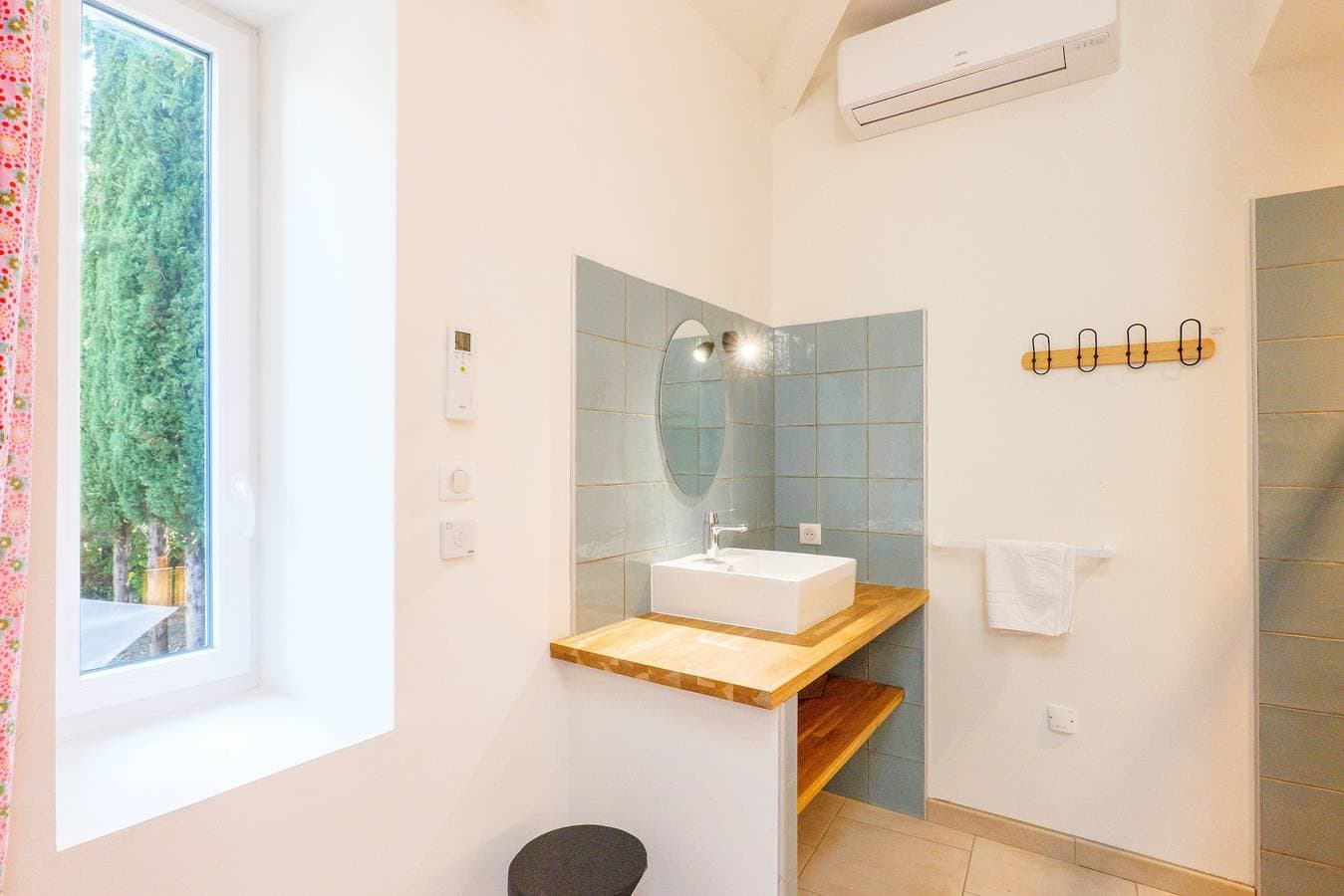 Foto 12 von 25: Ferienwohnung 'Gîte Le Mûrier Piscine Partagée' mit Bergblick, WLAN und Klimaanlage