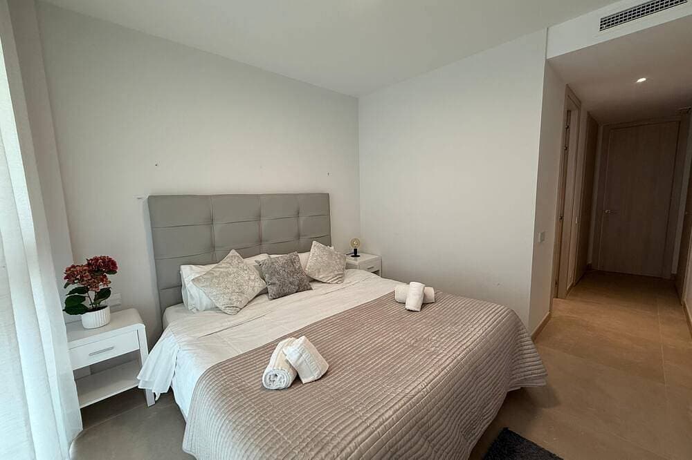 Foto 4 von 30: Wonderful sea views, super modern building with swimming pool and gym.
