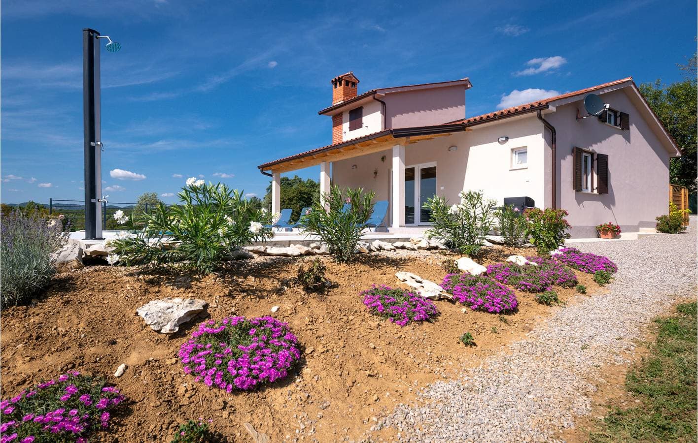 Foto 2 von 31: Charmante Ferienwohnung mit Pool und Terrasse, 2,5 km vom Fluss Raša entfernt