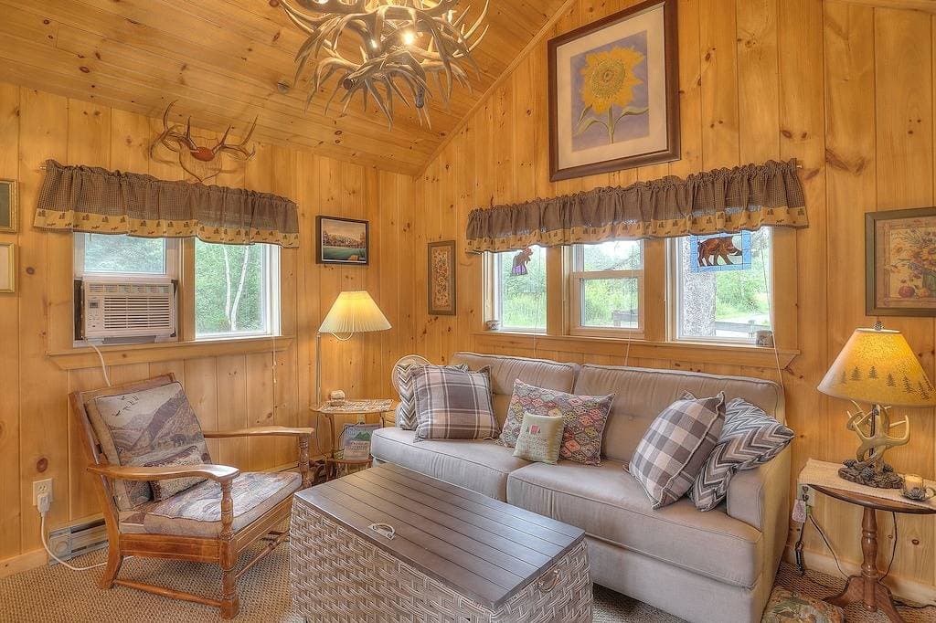 Foto 2 von 17: Cozy Haley Pond Waterfront Cottage in Downtown Rangeley