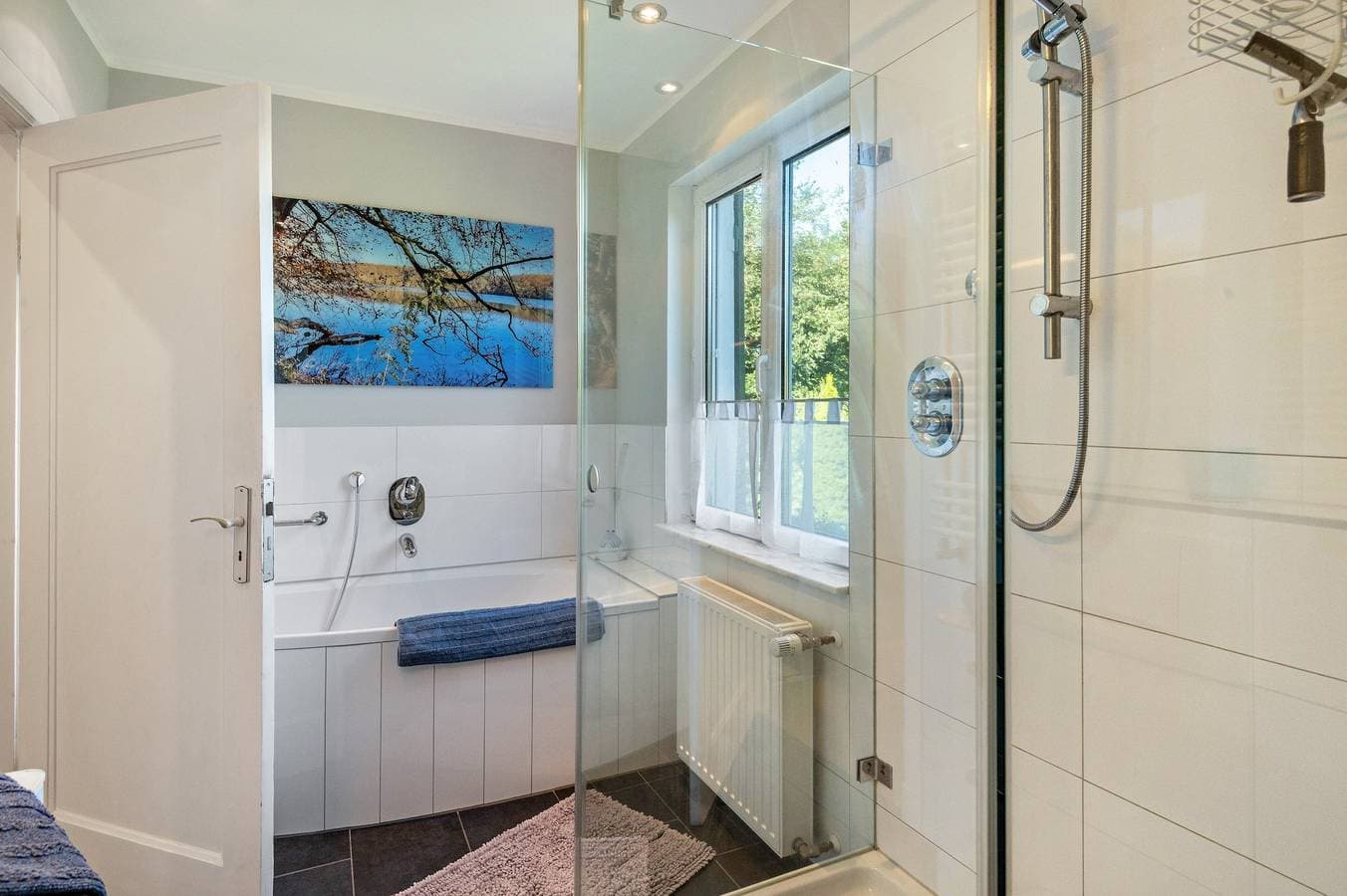 Foto 12 von 24: Ferienwohnung 'Sonnenhaus' mit Seeblick, Gemeinschaftsgarten und Wi-Fi