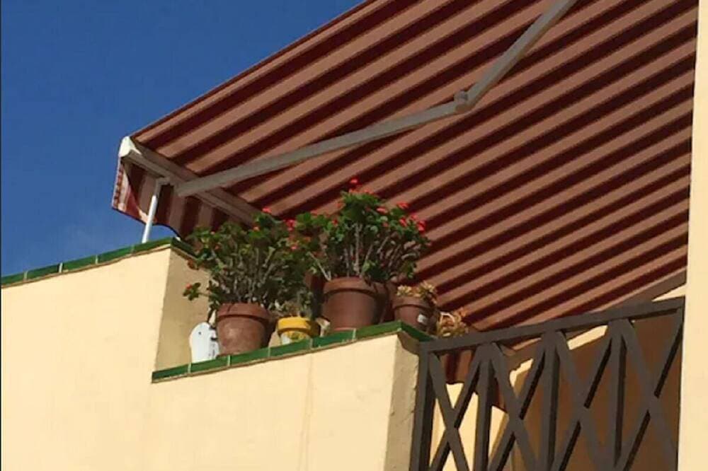 Foto 10 von 30: Large, bright studio with terrace and pool view