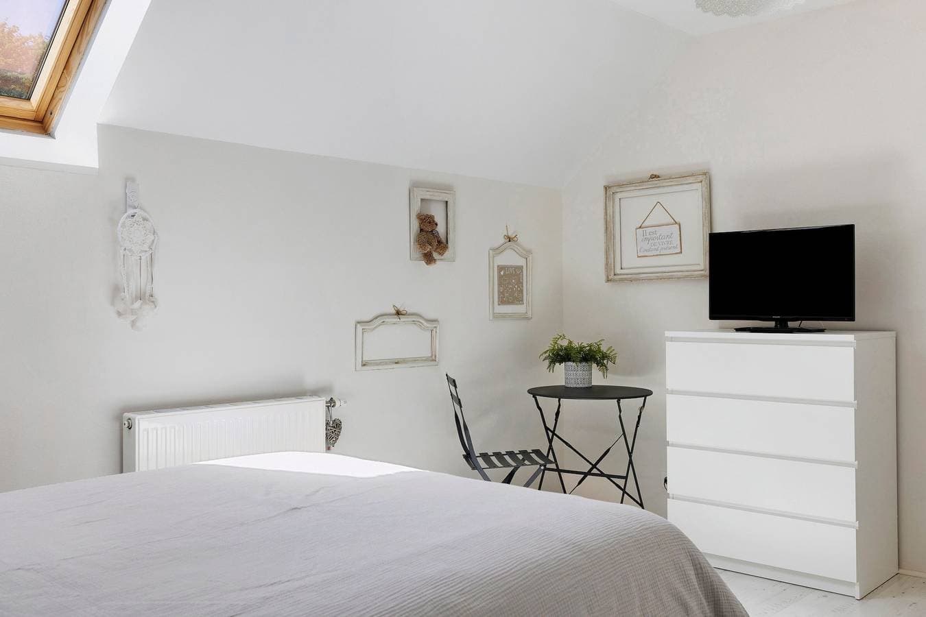 Foto 5 von 23: Gästezimmer „La Bienvenue“ mit gemeinsamer Terrasse, WLAN und Klimaanlage