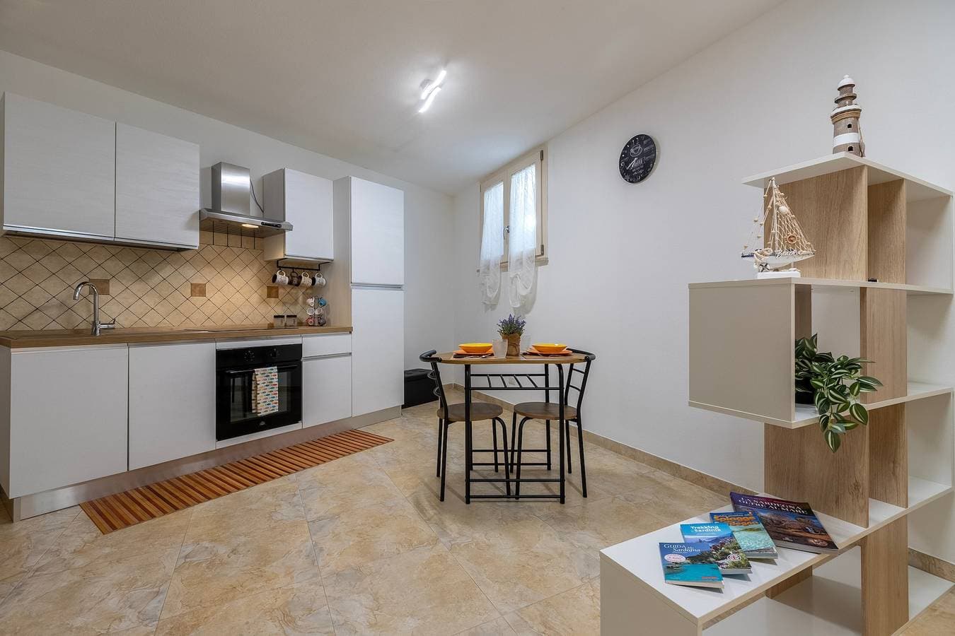 Foto 4 von 21: Studio-Apartment 'L'Angolo Monolocale- Porto Torres' mit gemeinsamer Terrasse, WLAN und Klimaanlage