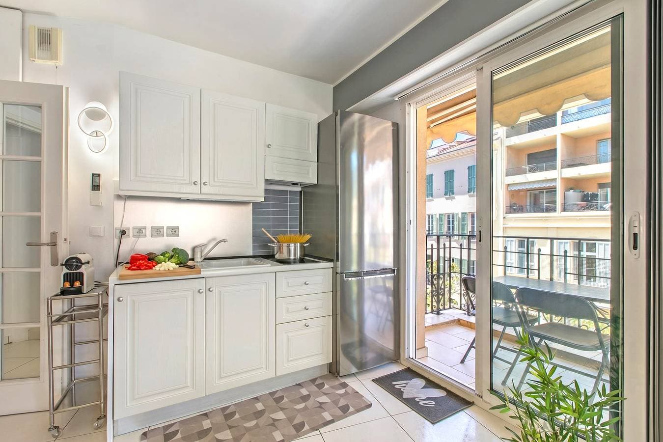 Foto 4 von 18: Victoria Beach White Apt with Balcony