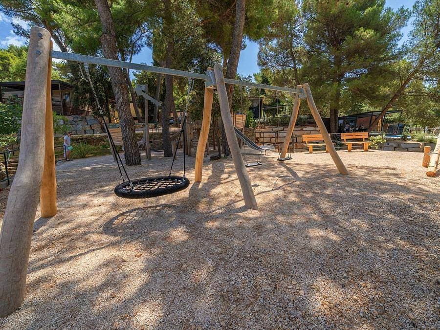 Foto 6 von 24: Camping Porton Nature Hideouts - Mobilheim 2 personen - Comfort | 1 Zi. | 2 Pers. | Erhöhte Terrasse | Klima | TV