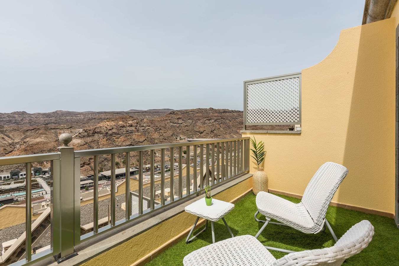 Foto 13 von 23: Ferienwohnung "Happy Dreamer" mit Gemeinschaftspool, Terrasse und Blick auf die Berge