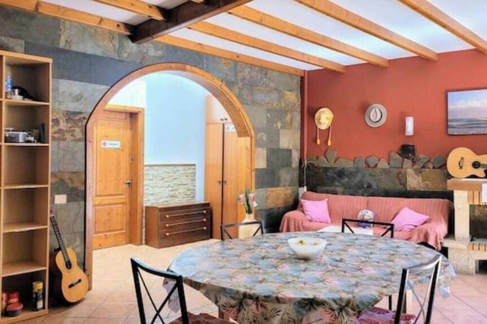 Foto 9 von 12: Large and bright room in Vecindario, with extra-large bed