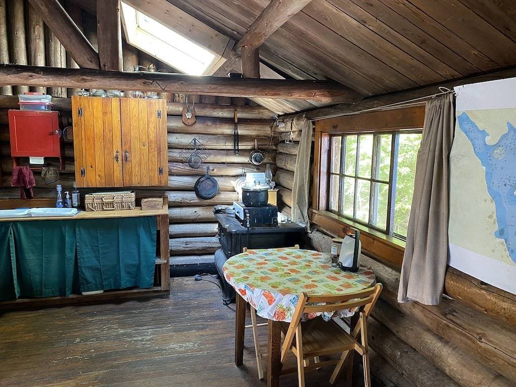 Foto 6 von 25: Gehen Sie zu dieser einsamen Hütte am See in Downeast Maine