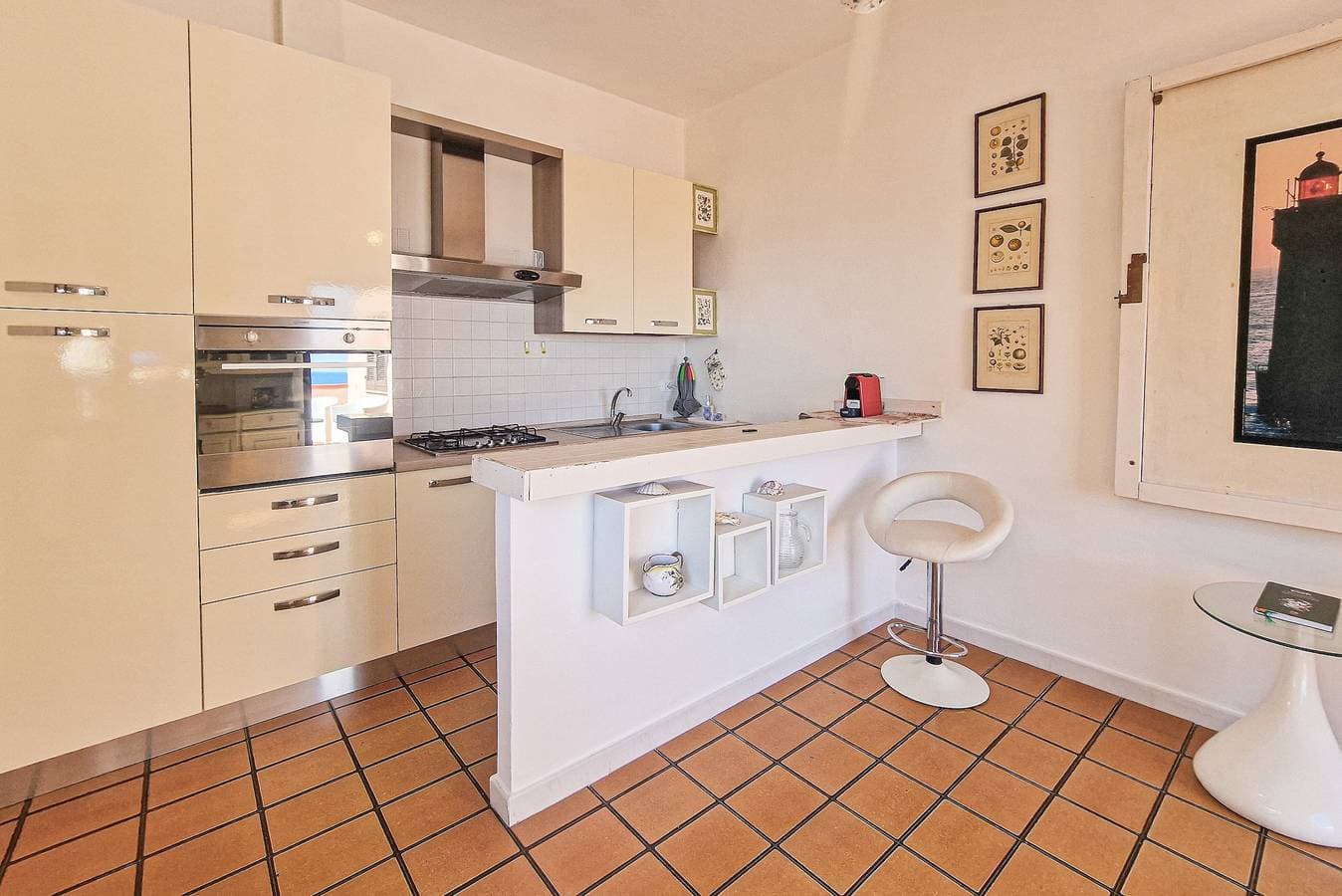 Foto 4 von 25: Ferienwohnung 'Trilocale Maestrale Beach' mit Meerblick, privater Terrasse & Klimaanlage