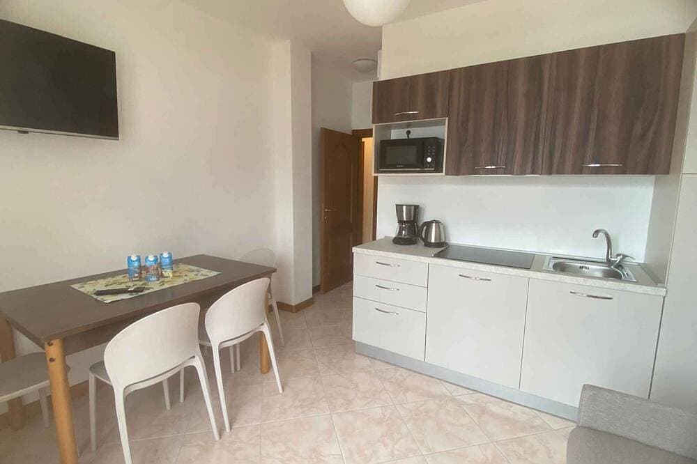 Foto 10 von 25: Ferienwohnung mit Balkon, Seeblick und Pool
