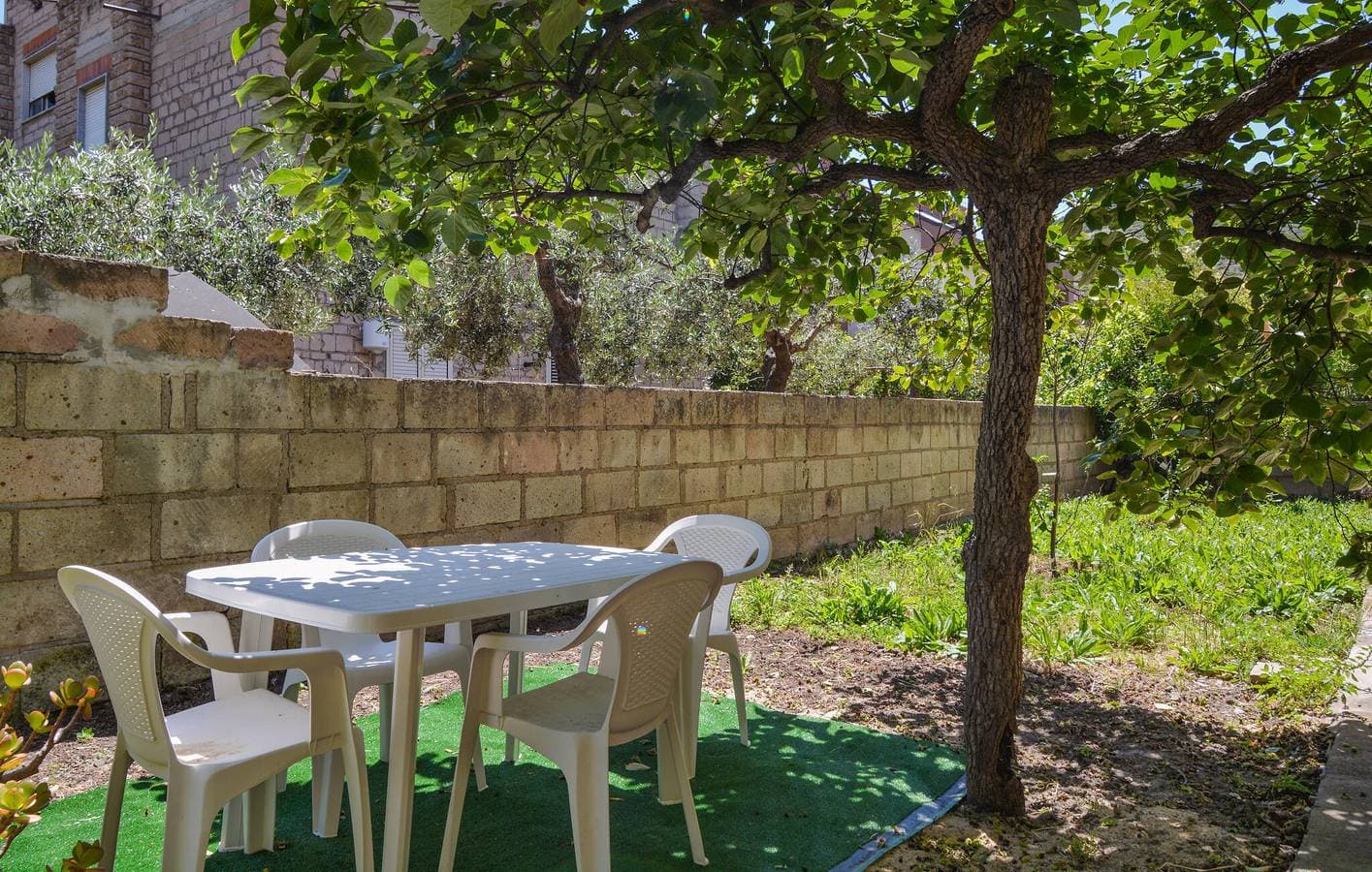 Foto 10 von 21: Modernes Apt mit Terrasse, AC & WiFi, 1.5km zum Strand