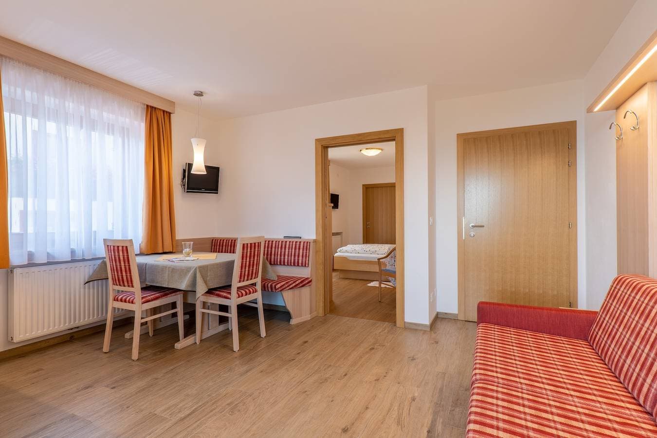 Foto 4 von 12: Apartment "Wohnung 1" mit Bergblick, WLAN, Balkon und Garten