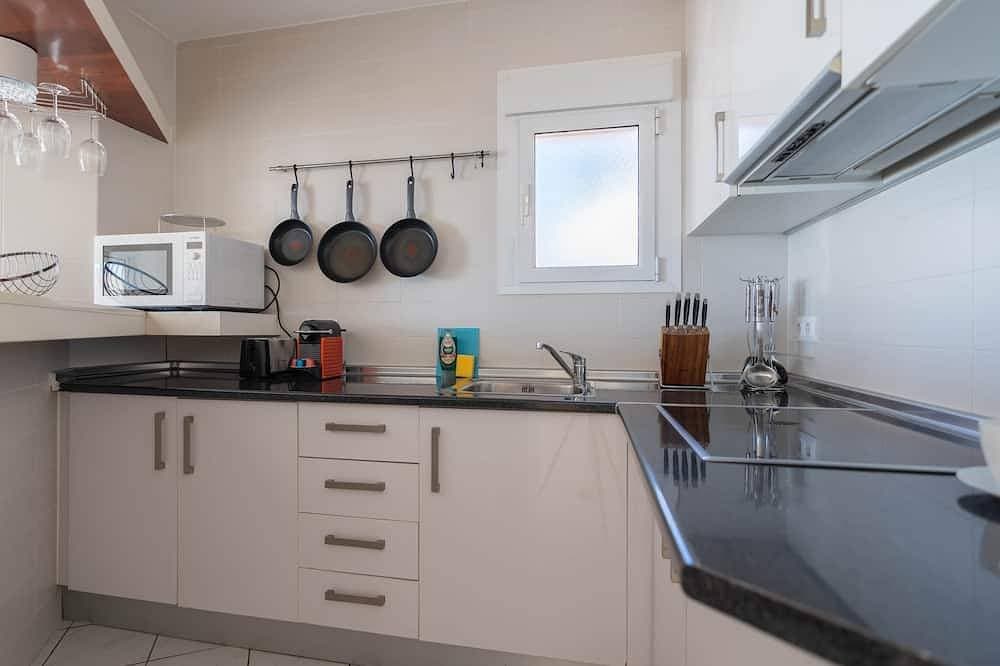 Foto 12 von 30: Frontline Mediterranean Villa • Heated Pool & Jacuzzi • 3m Walk to Beach & Port