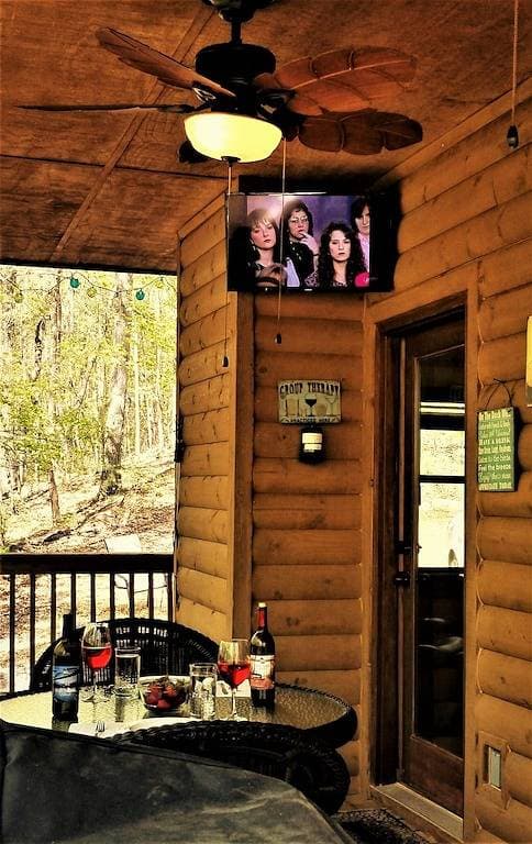 Foto 3 von 48: 3 Bezahlungsplan * Honeymoons * Hunde Ok * Netflix * Hot Tubs * Firepits * Pool Table * WIFI * Liebe